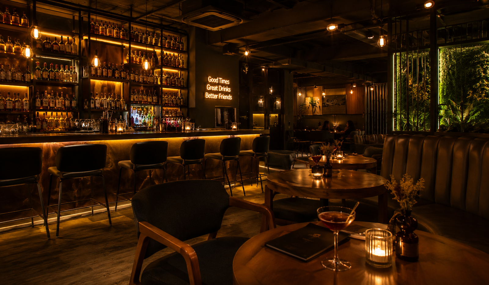Ambiente interno de bar no Tatuapé com iluminação aconchegante, balcão de bebidas e mesas para happy hour.