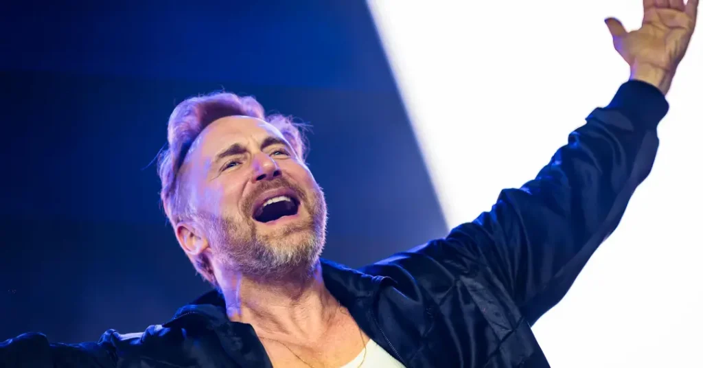 David Guetta no palco principal do Tomorrowland Brasil 2025 durante sua apresentação épica no Mainstage LIFE.