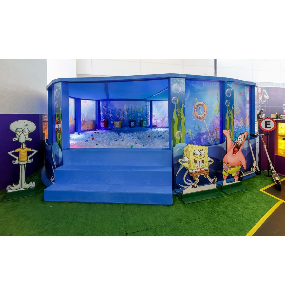 Crianças e personagens da Nickelodeon na Arena Nick do Shopping Tamboré