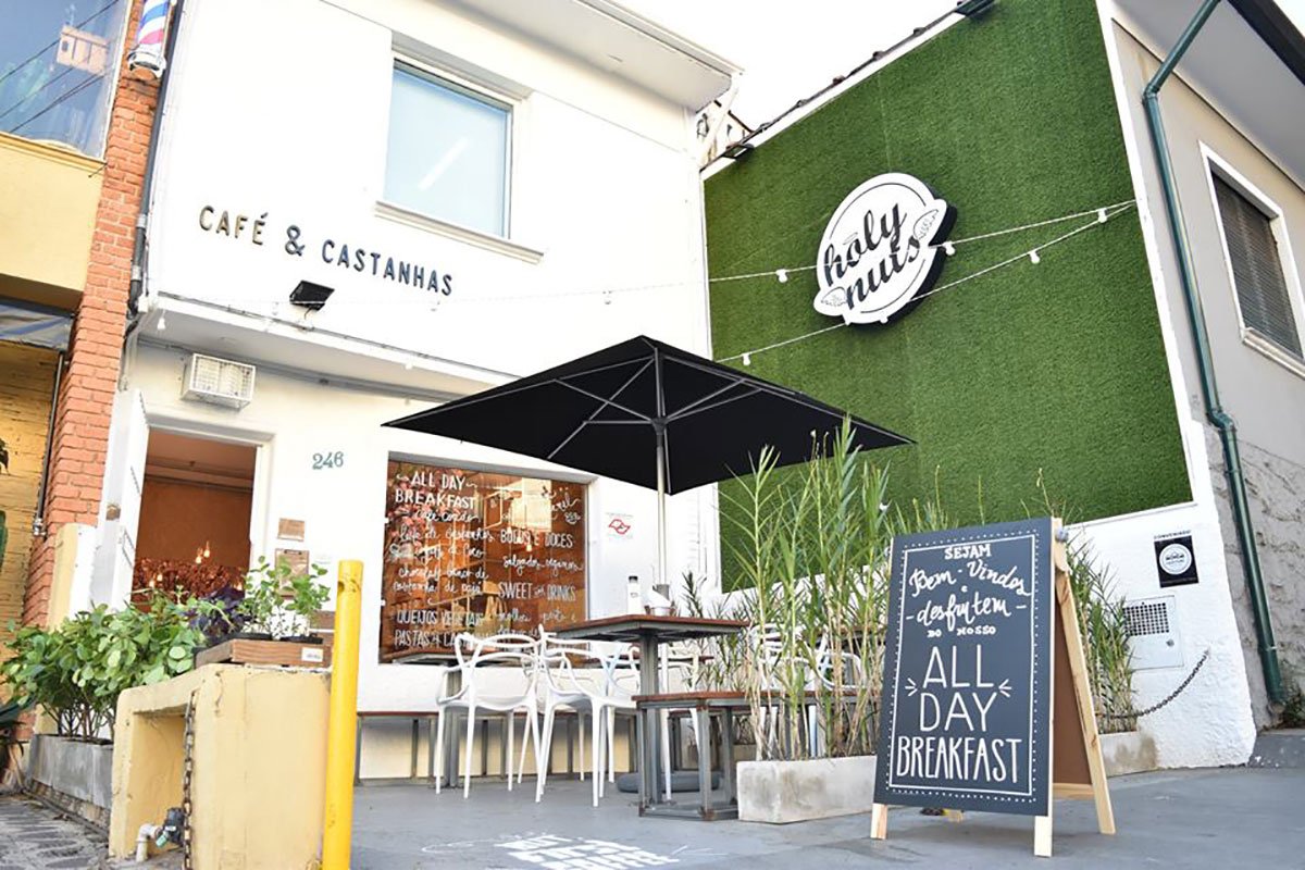 Um café da manhã saudável com castanhas e bebidas vegetais servidos no Holy Nuts Café em São Paulo