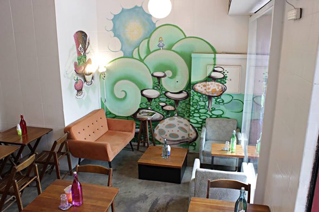 Cafeteria Alice Café inspirada em Alice no País das Maravilhas de Lewis Carrol em São Paulo