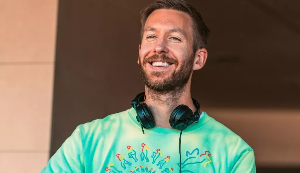 DJ Calvin Harris se apresentando no trio elétrico do Bloco Skol na Rua da Consolação durante o Carnaval de São Paulo 2026.