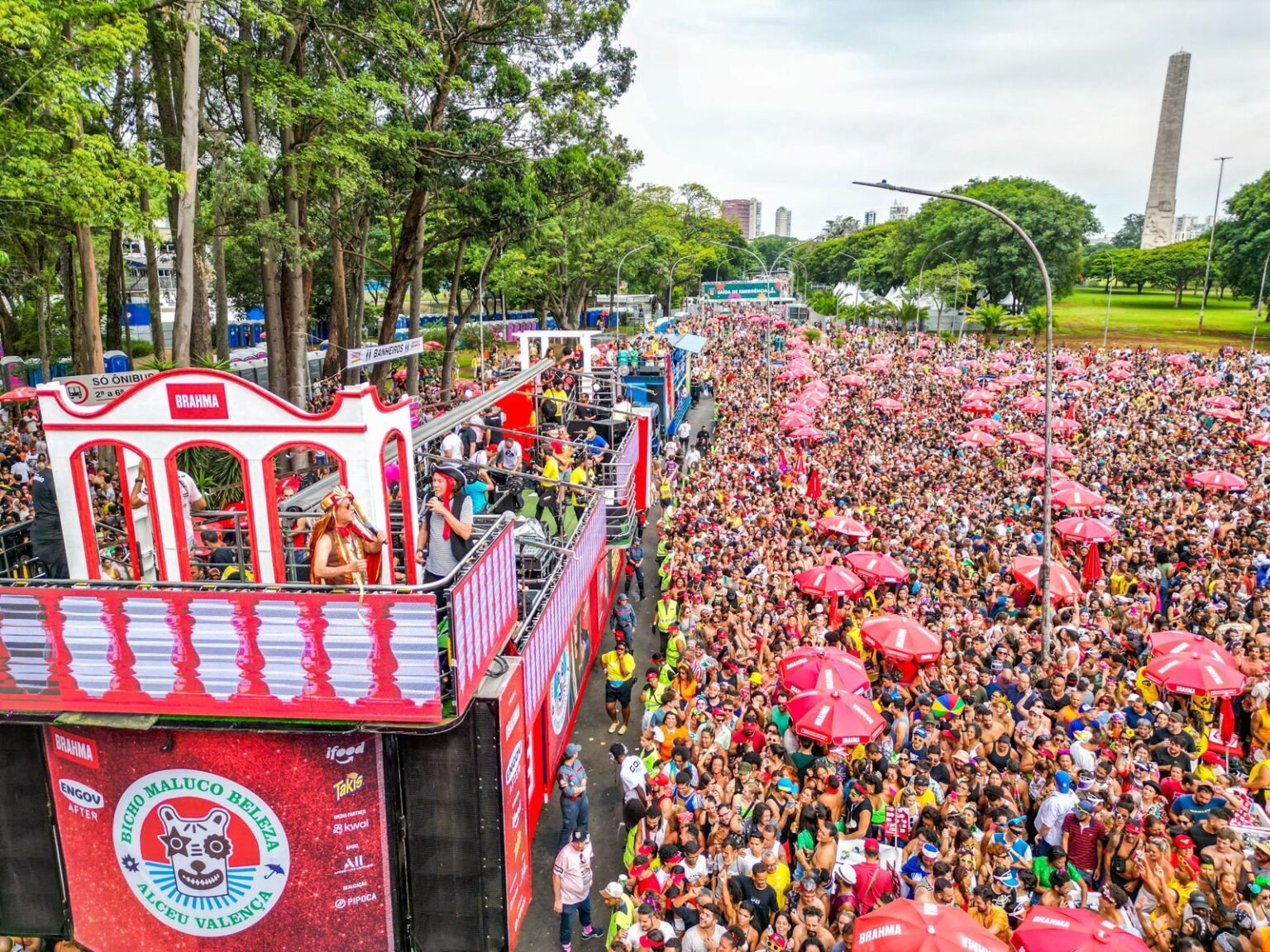 Lista completa com datas e horários dos blocos de rua do Carnaval de São Paulo 2026.