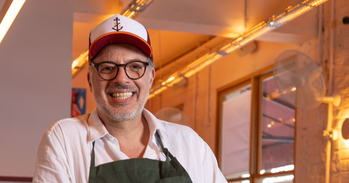 Chef Gustavo Rozzino preparando pratos no NoBar, um boteco de comida brasileira