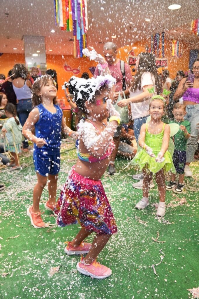 Bloquinhos de Carnaval no Tatu Bola com crianças se divertindo