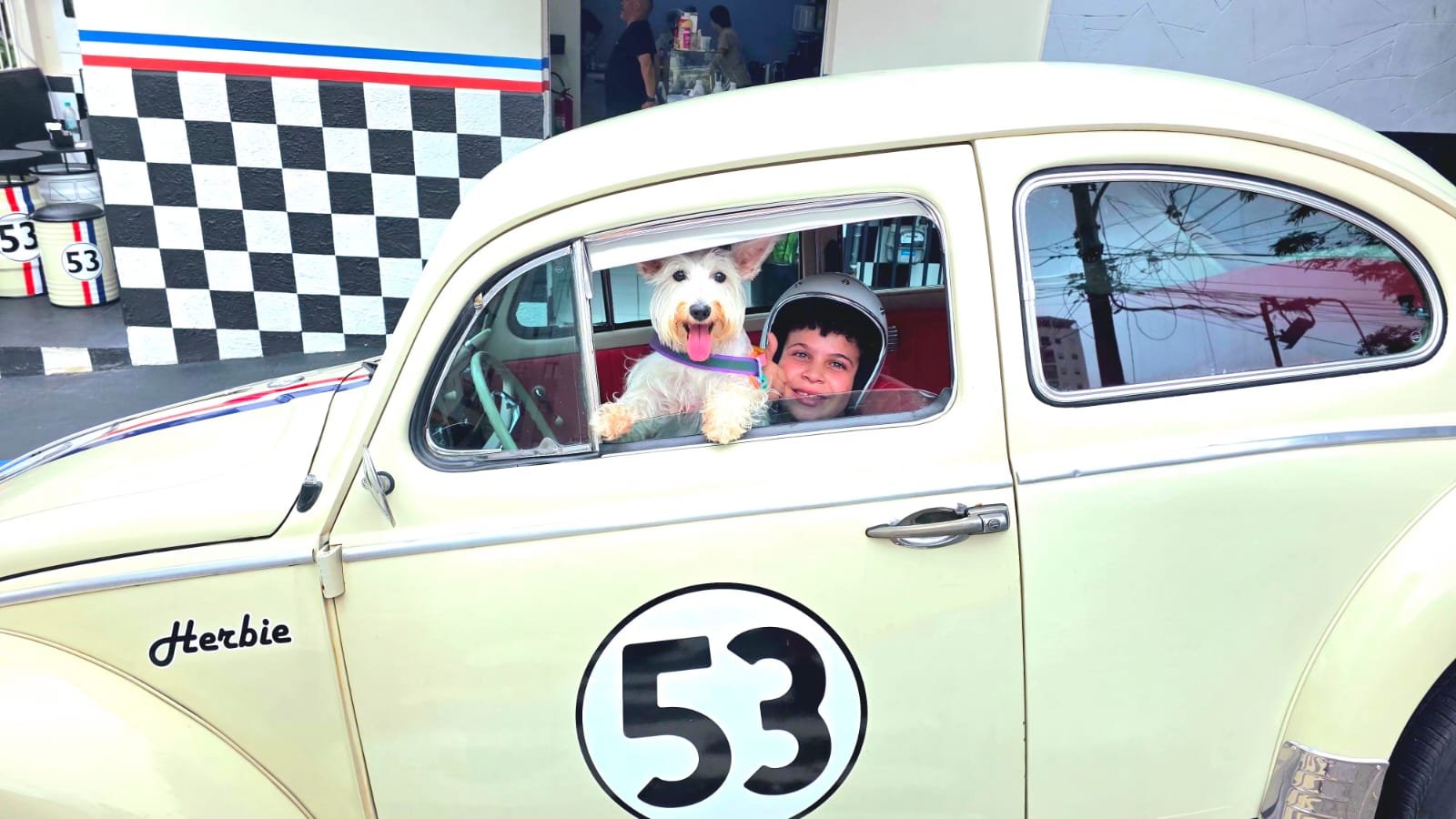 Imagem do Fusca 53 na fachada do 53 Café, uma cafeteria temática em São Paulo