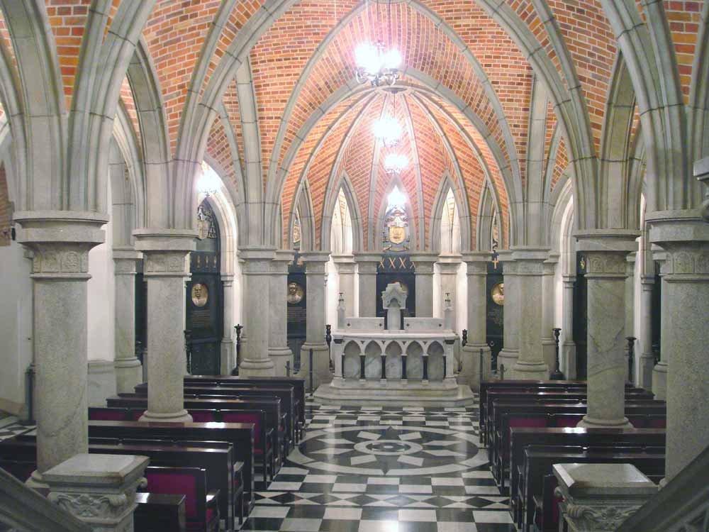 Interior da Cripta da Catedral da Sé em São Paulo, com colunas de granito e piso de mármore