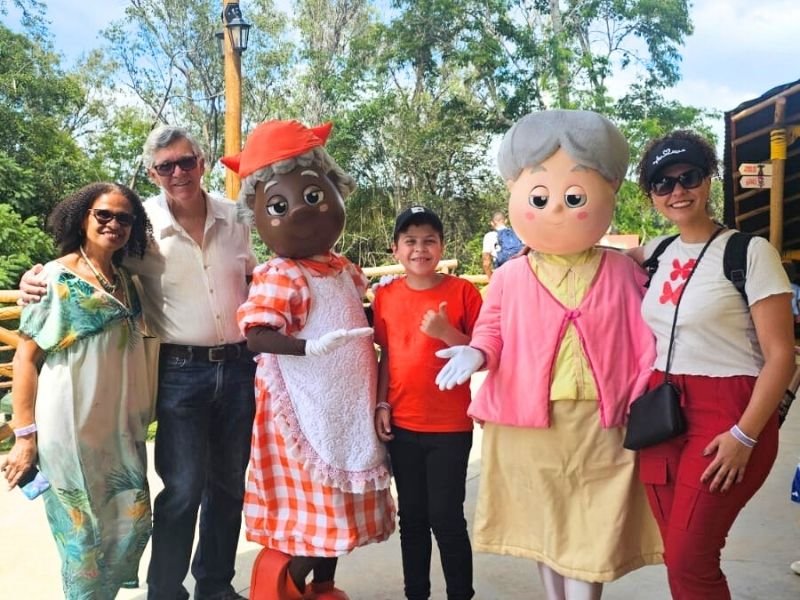 Visão do novo Parque Temático Sítio do Picapau Amarelo, com personagens como Dona Benta e Tia Nastácia recebendo os visitantes.