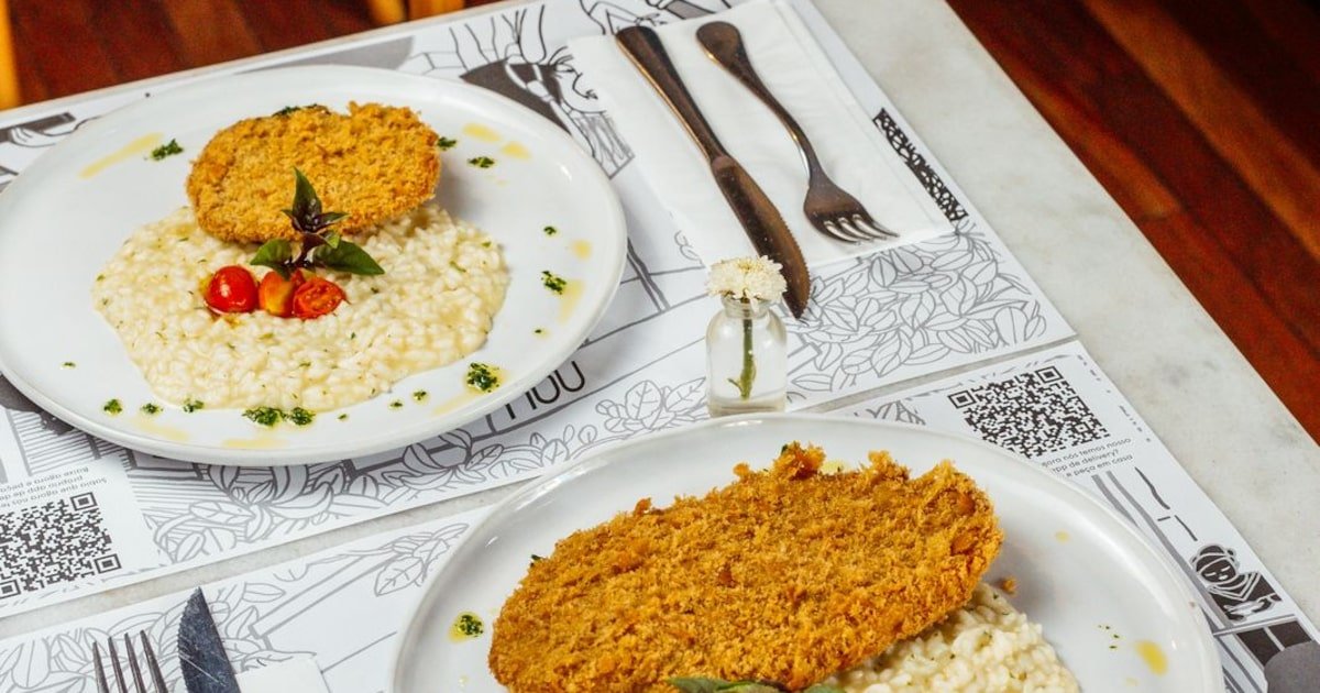 Prato do restaurante NOU com versão menor de Spaghettini à Carbonara e Escalope de Filé Mignon