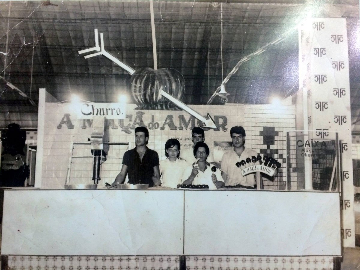 Churro gigante de 3 metros da Casa do Churro em São Paulo, coberto com delícias
