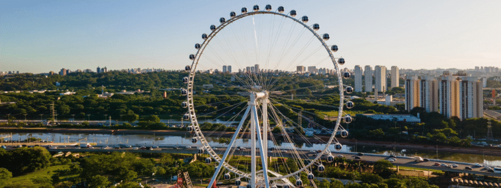 Vista panorâmica do Museu do Futebol durante o Carnaval em São Paulo, com famílias se divertindo e participando de atividades culturais