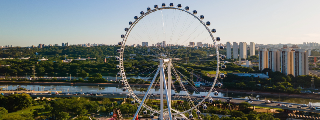 Vista panorâmica do Museu do Futebol durante o Carnaval em São Paulo, com famílias se divertindo e participando de atividades culturais