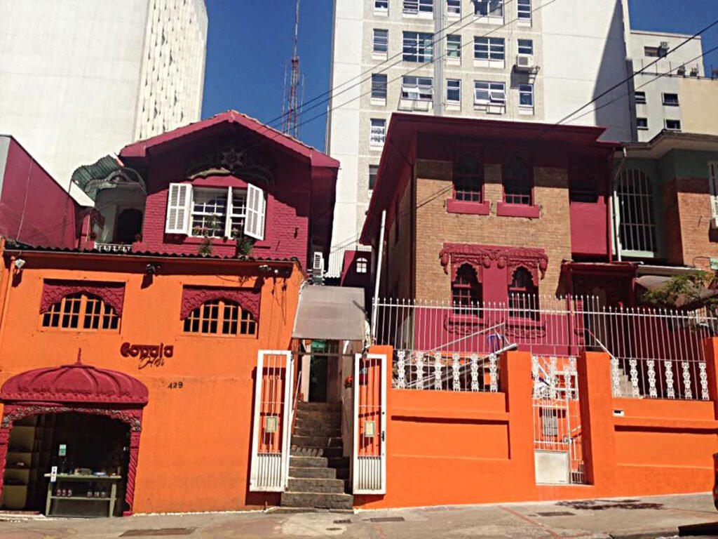 Prato indiano colorido e apimentado, com especiarias e ingredientes frescos, representando a gastronomia indiana do restaurante Gopala Hari em São Paulo