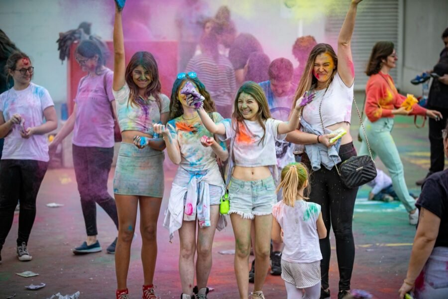Festa das Cores do Carnaval no Grand Plaza Shopping em Santo André, com crianças se divertindo e brincando com cores vibrantes.