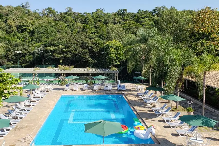Hotel Fazenda Brisa Itu, com crianças se divertindo na fazendinha e piscinas