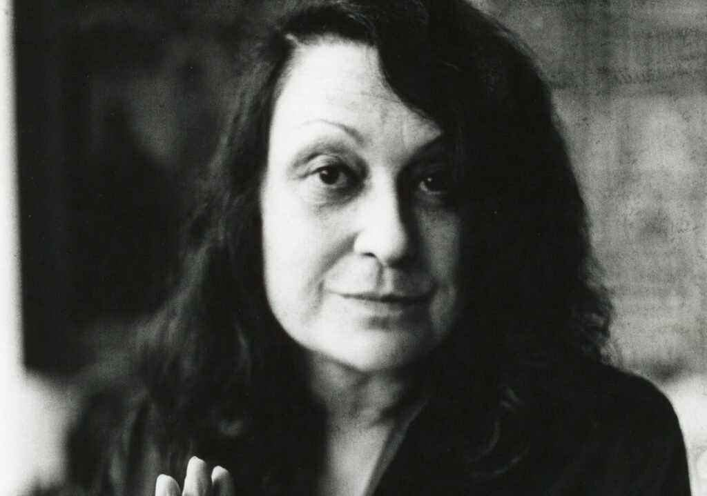 Lina Bo Bardi, arquiteta brasileira, em frente ao MASP em São Paulo