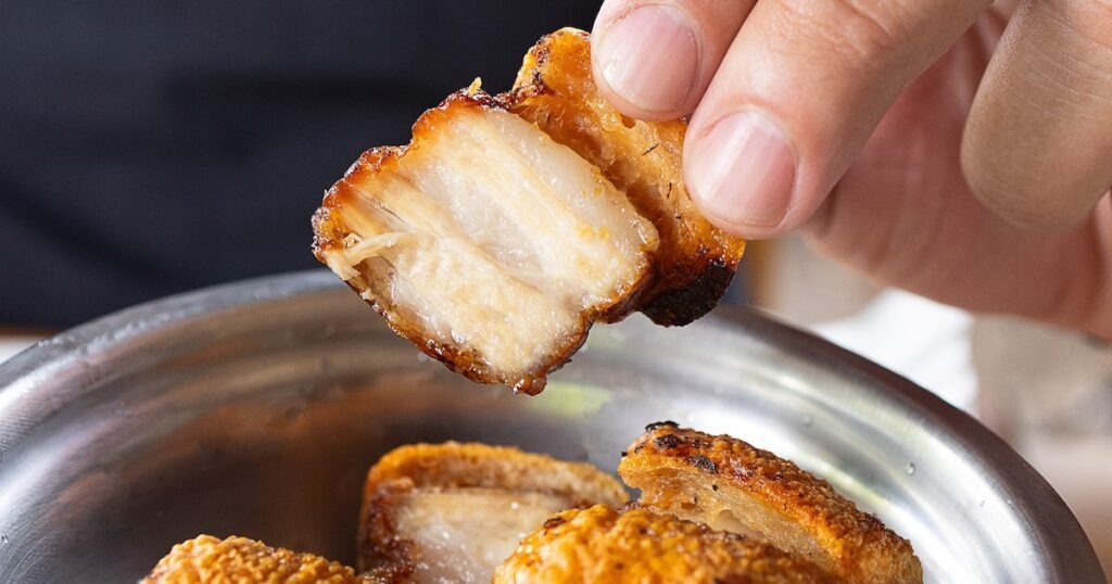 Petiscos tradicionais de São Paulo, incluindo quibe frito, bolovo, okonomiyaki e torresmo