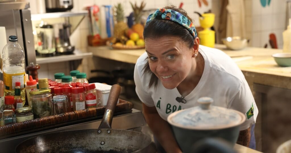 Chef Janaina Torres apresentando pratos inovadores no restaurante A Casa do Porco