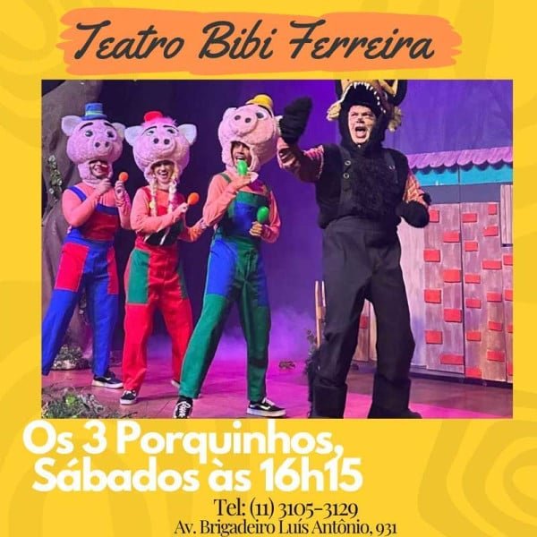 Cena do musical Os Três Porquinhos com os personagens Paçoca, Pururuca e Costelinha em suas casas