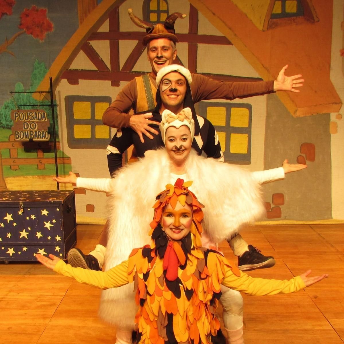 Espectadores assistindo a peça infantil no Teatro Ruth Escobar