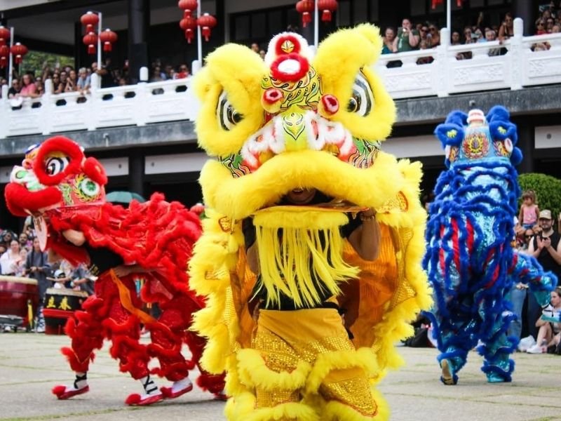 Dança do Dragão durante a celebração do Ano Novo Chinês no Templo Zu Lai