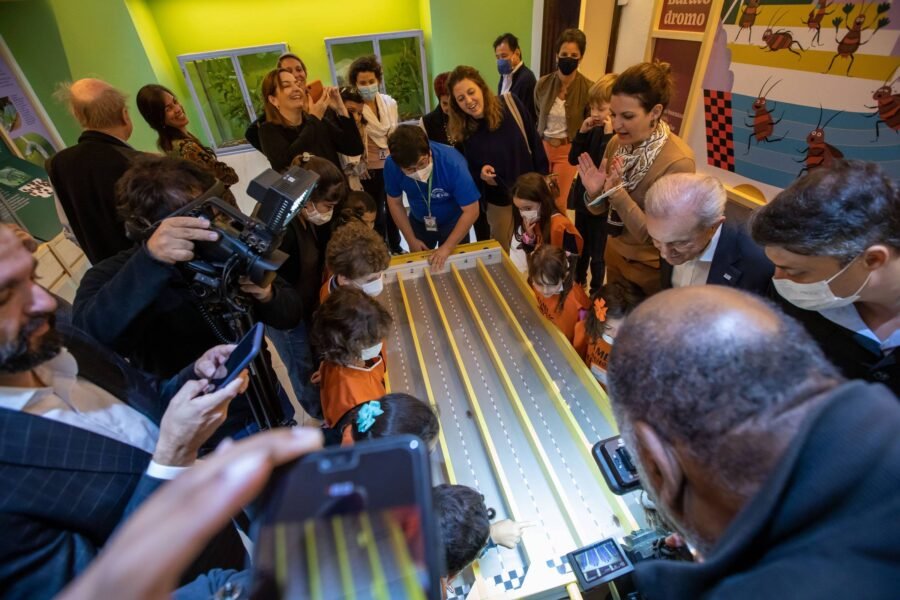 Crianças interagindo com insetos no zoológico Planeta Inseto em São Paulo durante o Carnaval