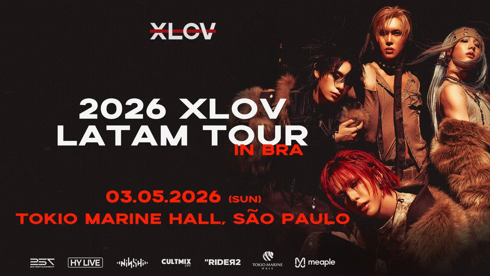 Integrantes do grupo de k-pop XLOV durante apresentação ao vivo