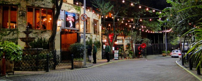 Vista da Rua Avanhandava iluminada à noite, destacando os estabelecimentos e as luzes decorativas