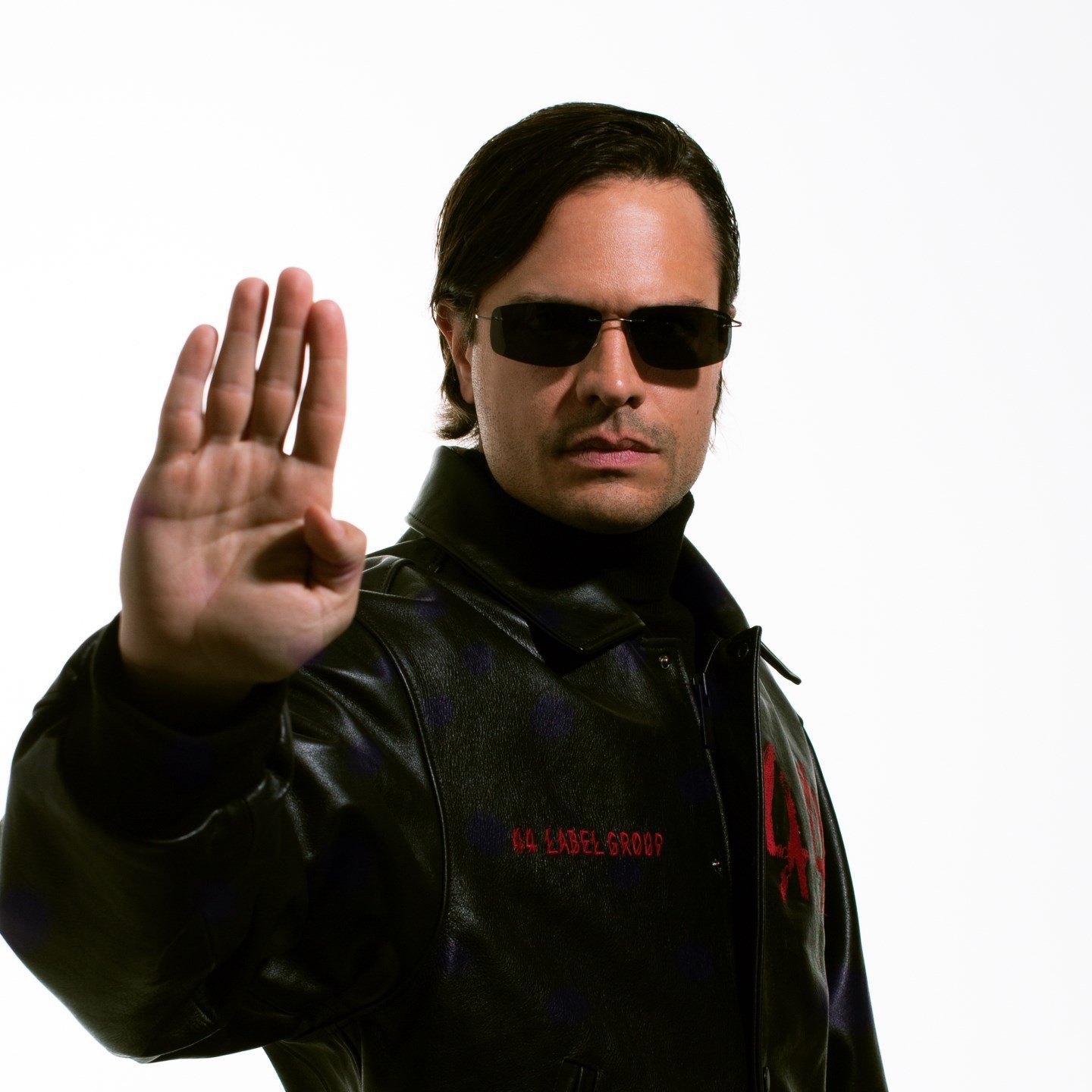 Argy e Omiki se apresentando no Laroc Club durante o evento de música eletrônica