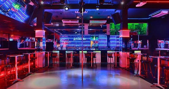 Ambientes temáticos e elegantes do Asha Club em Moema.