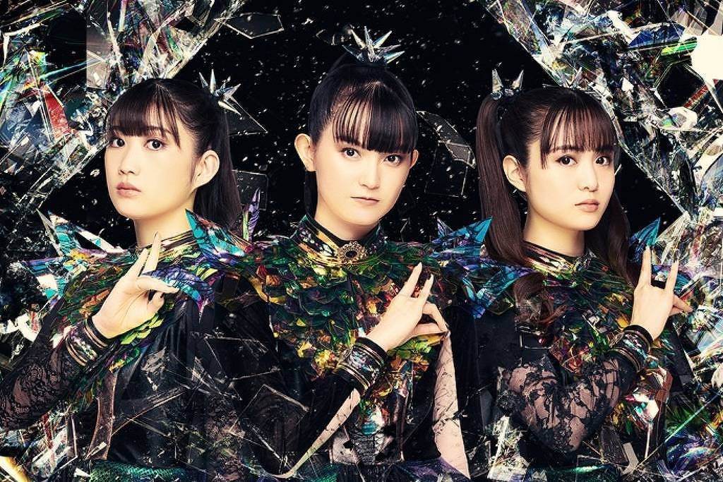 Babymetal se apresentando ao vivo em um show enérgico