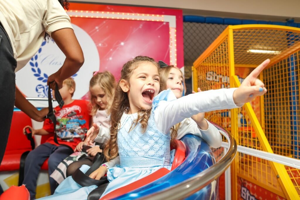 Crianças se divertindo em um parque indoor durante o Dia da Diversão no Buffet Cata-Vento em Santo André