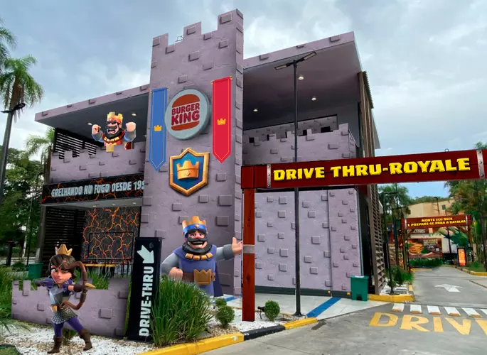 Burger King temático de Clash Royale em São Paulo, com decoração inspirada no jogo e clientes se divertindo