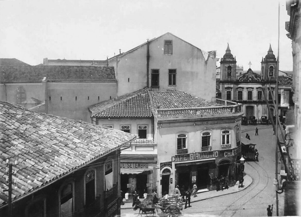 Café Charme em São Paulo com xícaras de café expresso e decoração aconchegante