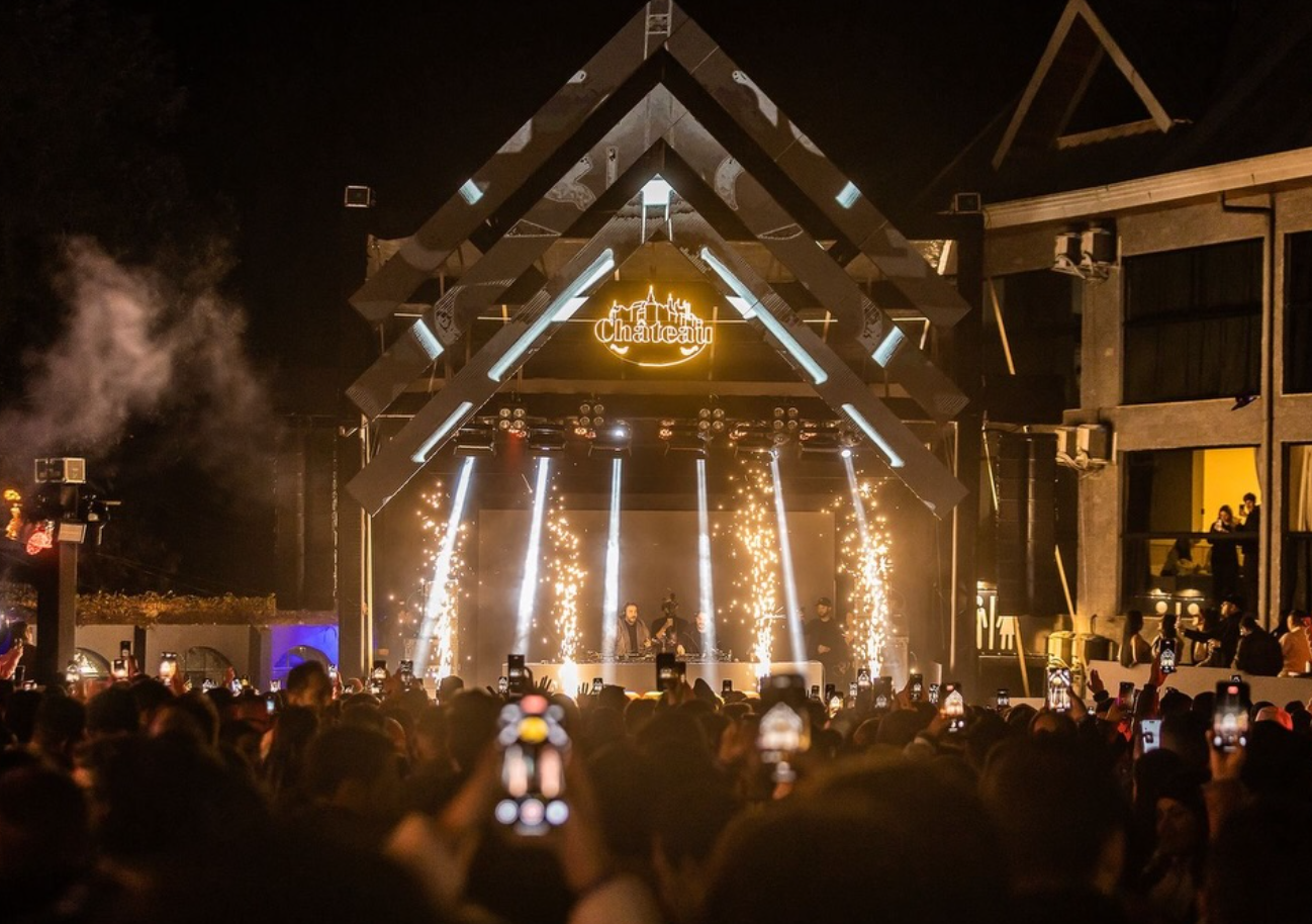Festival Chateau 2026 em Campos do Jordão com palco ao ar livre e natureza ao fundo