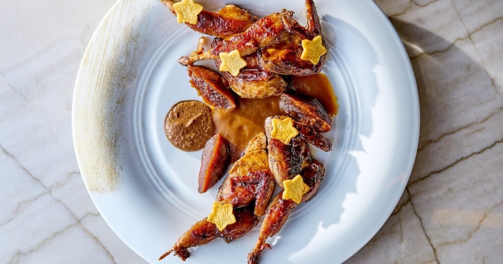 Prato gourmet com chocolate em receita salgada, apresentando raviolis com foie gras e chocolate.