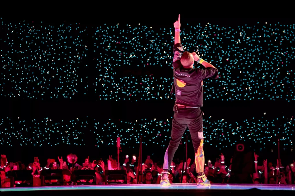 Coldplay se apresentando ao vivo no Brasil durante a turnê Music of the Spheres