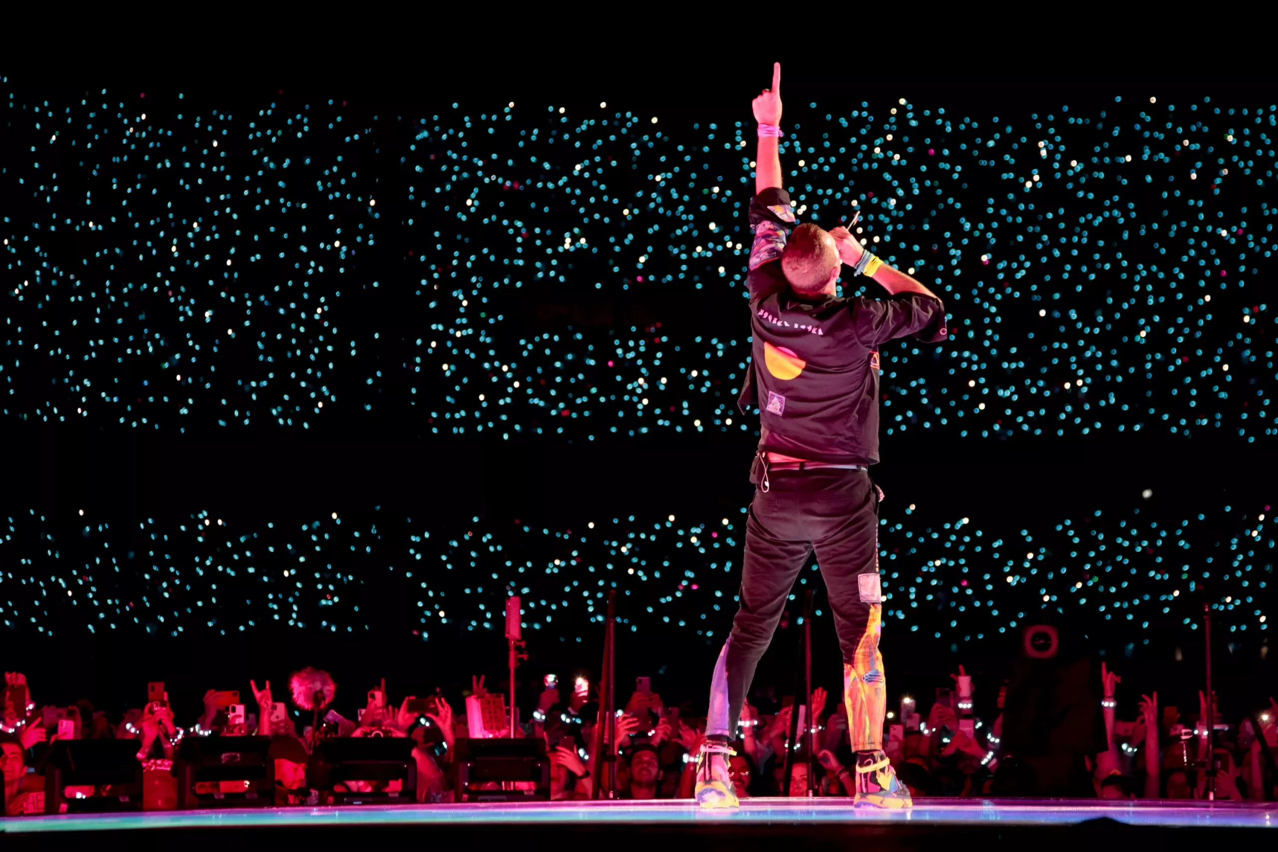 Coldplay se apresentando ao vivo no Brasil durante a turnê Music of the Spheres