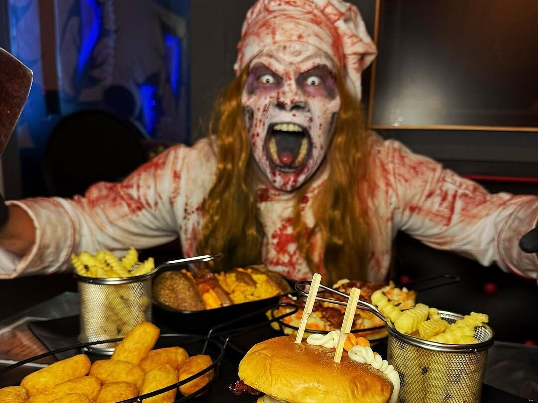 Ambiente temático da hamburgueria Dead Burger com decoração de terror