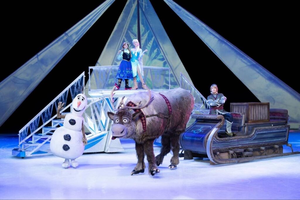 Imagem do espetáculo Disney On Ice com Stitch e personagens de Frozen e Encanto