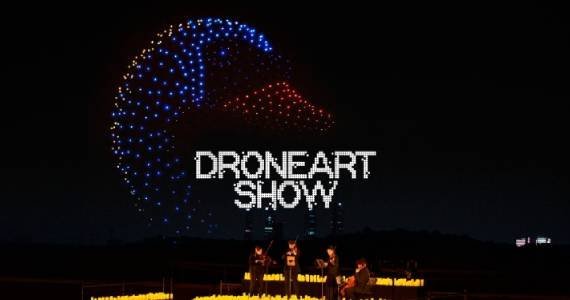 Espetáculo de drones iluminados no céu do Parque Villa-Lobos durante o DroneArt Show em São Paulo