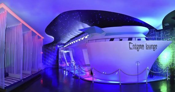 Pista de dança e áreas de interação do Enigma Club em Moema.