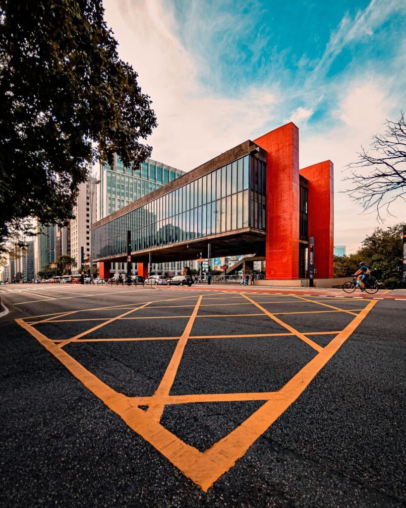 Vista panorâmica do Parque Ibirapuera em São Paulo, com pessoas participando de eventos culturais e de lazer.