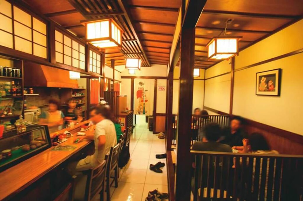 Prato típico de um izakaya com Takoyaki e Sara Udon
