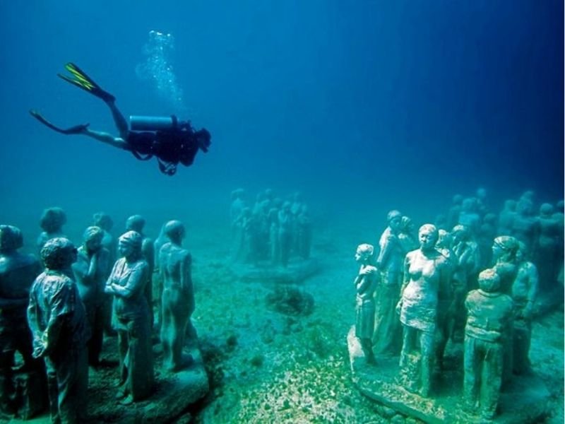 Esculturas submersas no museu subaquático de Guarujá
