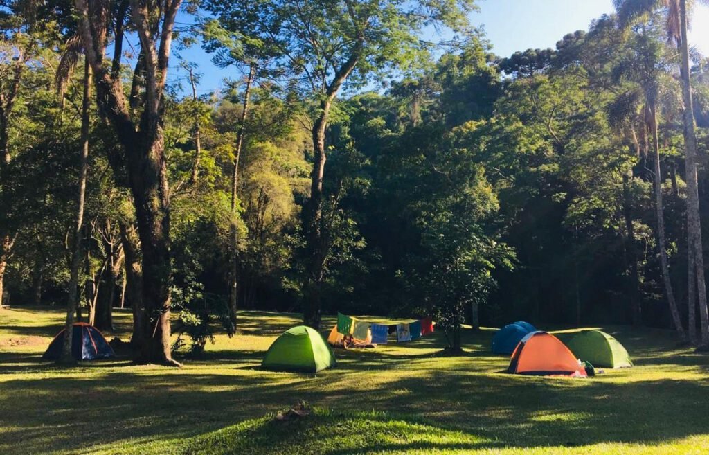 Vista panorâmica da Fazenda Guaxinduva, mostrando a beleza da Mata Atlântica e suas cachoeiras