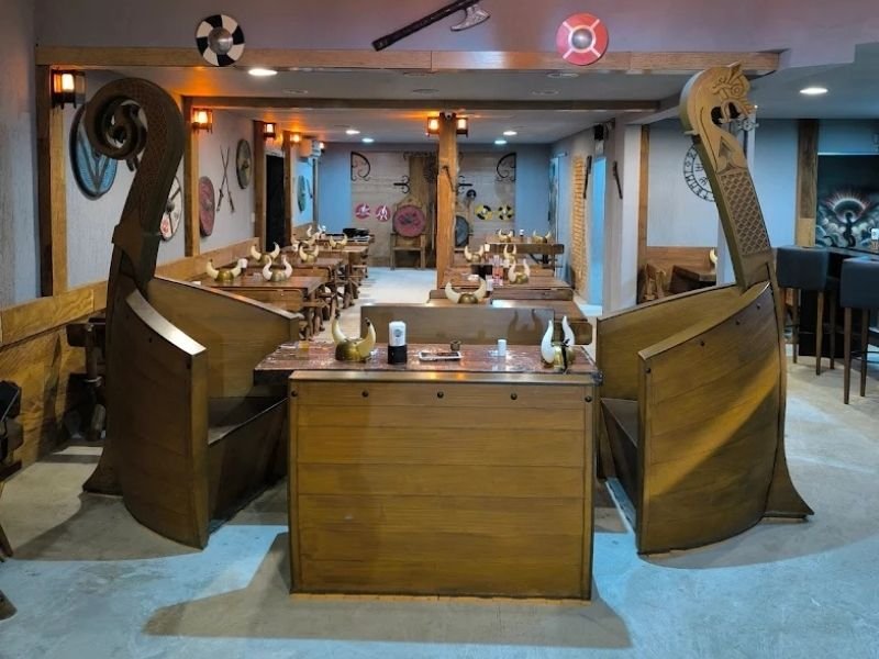 Ambiente temático do restaurante Deuses Nórdicos com decoração viking e dragão