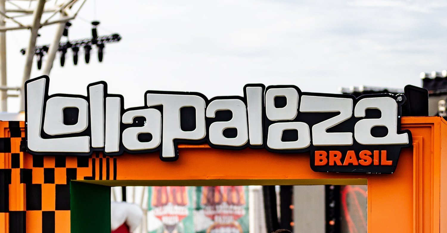 Público animado no Lollapalooza Brasil 2026 com shows ao vivo