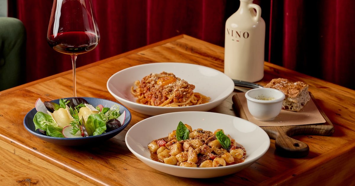 Prato do menu executivo do restaurante D.O.M. com ingredientes refinados, apresentando uma combinação de sabores da alta gastronomia.