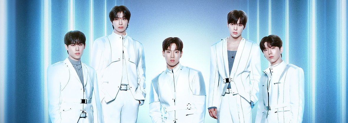 Show do Monsta X em São Paulo com fãs animados e palco iluminado.